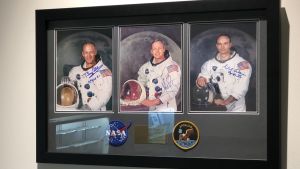 Fototavla av de tre astronauterna på Apollo 11, med autografer, till salu på Sotheby´s.