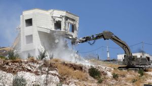 Israel får upprepad kritik för brott mot fjärde Genèvekonventionen som bland annat förbjuder en ockupationsmakt från att förstöra privat egendom. Bilden är från en palestinsk by i östra Jerusalem, juli 2019. En israelisk grävmaskin river ner ett hus i en palestinsk by i östra Jerusalem i juli 2019