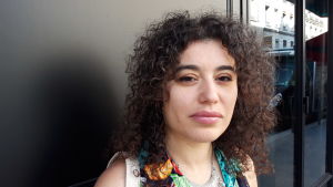 Feministen Fatima Benomar tycker att regeringen borde satsa på en kampanj på boulevarderna och i medierna för att förebygga sexuella trakasserier Fatima Ben Omar, fransk feminist