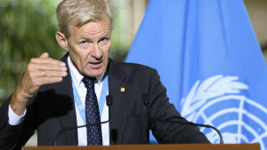Jan Egeland varnar för risken för en humanitär katastrof i Hodeidah om hamnstaden angrips. Egeland var tidigare FN:s humanitära koordinator Jan egeland, chef för det humanitära arbetet i Syrien, gestikulerar och talar framför FN:s flagga.