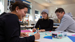 Också på Grönland har de unga ordnat klimatdemonstrationer, oroliga för sin framtid. Nuoret Grönlantilaiset ilmastoaktiivit Nick Thorleifsen, Kiki Godtfredsen ja Sascha Blidorf