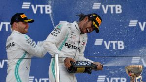 Mercedes tog en dubbelseger i Sotji. Bottas och Hamilton sprutar champagne på varandra.
