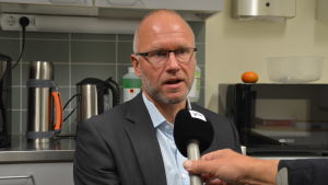 Timo Tenhunen medger att elevvårdssituationen i Lovisa för tillfället kunde vara bättre. Timo Tenhunen intervjuas om parkskolan i Lovisa.