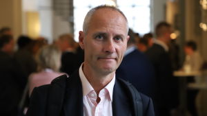Guttorm Schjelderup är professor vid Norges handelshögskola i Bergen och ledare för Centret för skatteforskning i Bergen. En medelålders man i kavaj och skjorta.
