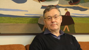 Hans-Erik Lindqvist, Närpes stadsdirektör. Hans-Erik Lindqvist sitter på sitt kontor i Närpes.