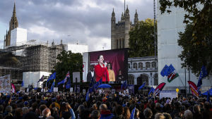 En bildskärm förmedlade brtexitbesked Stor brexitdemonstration i London 19.10.2019