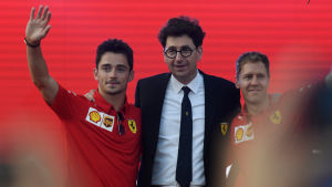 Mattia Binotto anser att stallet är i en lyxig situation. Charles Leclerc, Mattia Binotto och Sebastian Vettel.