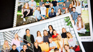 Klassfotot på bilden har inget med just den här berättelsen att göra. Kuvaverkko,mainos koulukuvia