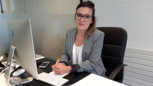 Sophie Seco på hjälporganisationen Fenvac tycker det är farligt om terrorism normaliseras. En allvarlig blond kvinna i rutig kavaj sitter framför en dator.
