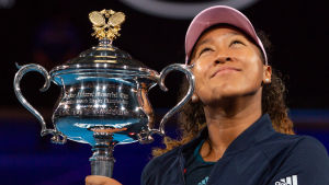 Naomi Osaka fick lyfta bucklan i januari och kammade hem 4,1 miljoner australiska dollar. Naomi Osaka.