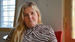 Backström konstaterar att idrottsparken skulle bli en verksamhet som hennes barn kan jobba med i framtiden. Kvinna i zebrarandig blus
