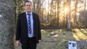 Veijo Katara har nära till naturen i sitt jobb. Det finns en naturstig precis vid kommunhuset i Gustavs. Veijo Katara utanför kommunhuset i Gustavs