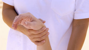Definitionen av alternativ vård varierar länder emellan. Massage klassas ofta som komplementär och alternativ vård. Kvinna får massage på brits.