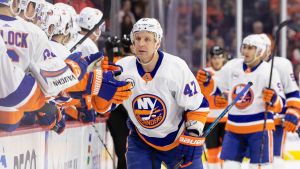 Leo Komarov och Valtteri Filppula (i bakgrunden) var kedjekamrater så sent som i fjol. Leo Komarov firar mål.