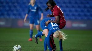 Det är stundvis tuffa tag i engelska Super League. Adelina Engman blir tacklad i engelska Super League.