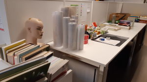En del böcker måste plastas in och det gör bibliotekets personal i stora arbetsrummet. Plastrullar i Ekenäs bibliotek som används till att plasta in böcker.