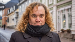 Skådespelare Kim Gustafsson är en bekant figur för många östnylänningar. Han har stått på Postbackenscenen i många år och är känd också från andra östnyländska produktioner. Kim Gustafsson