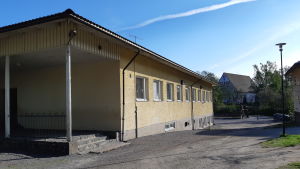 Det har varit så lugnt på Kyrkfjärdens skolas gård i Ingå att måsarna byggt bo på skolans tak. Nu är måsarna bekymrade när eleverna rör sig på skolgården, men snart är där lugnt och tyst igen, Kyrkfjärdens skola i Ingå.