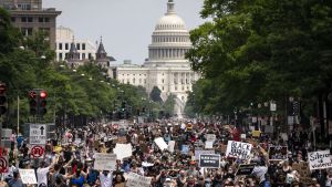 Demonstranterna i Washington tågade längs Pennsylvania Avenue på lördagen. Demonstranterna i Washington tågade längs Pennsylvania Avenue på lördagen.
