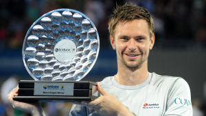 Robin Söderling vann tio ATP-titlar under karriären. Robin Söderling håller upp en pokal.