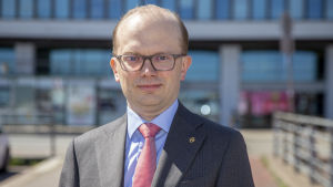 Penna Urrila, chefsekonom vid Finlands Näringsliv EK, vill påminna arbetsgivare om att epidemin inte är över. Penna Urrila, chefsekonom vid Finlands Näringsliv EK.