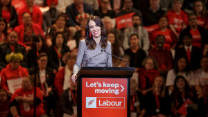 Premiärminister Jacinda Ardern är också tvungen att avbryta sin valkampanj på grund av nya utbrott. Arderns socialdemokratiska Arbetarparti förutspås vinna valet igen. Premiärminister Jacinda Ardern är också tvungen att avbryta sin valkampanj på grund av nya utbrott. Arderns socialdemokratiska Arbetarparti förutspås vinna valet igen.