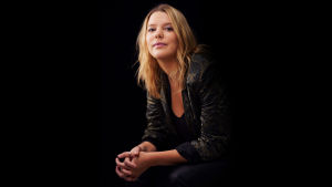 Julia Grannas flyttade till Stockholm för att utmana sig själv. Julia Grannas framför en svart bakgrund.