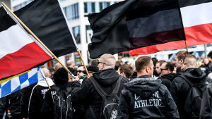 Helgens kommande demonstration väntas locka ett stort antal högerextremister Svartklädda män men flaggor