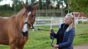 Gouvernante van de Donkhoeve heter Emilia Hellmans häst egentligen. Personporträtt på Emilia Hellman brevid sin häst