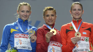 Gulcan Mingir (i mitten) och Svitlana Sjmidt (till vänster) dopade. Gulcan Mingir och Svitlana Sjmidt dopade.