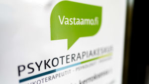 Vi uppdaterar dig om allt du behöver veta om Vastaamo-fallet. Psykoterapicentret Vastaamos logo.