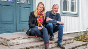 Netta Norro och Vesa Ristimäki sitter på trappa