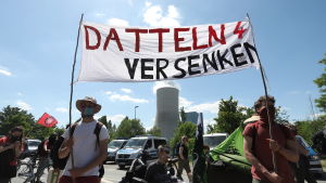 Från miljöorganisationer, såväl i Finland som i Tyskland, lyder bedömningen att Fortum gör för lite för sent. 4. Demonstration mot Datteln 4 utanför kraftverket i Datteln i Tyskland den 30 maj 2020.