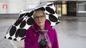 Tuula Rajaniemi på Finlands läkarförbund. Tuula Rajaniemi sateenvarjonsa alla.
