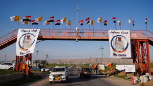 Flaggor och bilder vid vägkanterna välkomnade påven till Irak. Flaggor och bilder vid vägkanterna välkomnade påven till Irak.