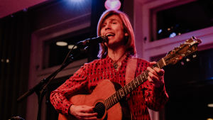 Erik Sjøholm har en solokarriär som singer-songwriter. Erik Sjøholm uppträder live.