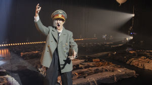 Juutalainen Seela Sella eläytyy Hitlerin rooliin Tampereen Työväen Teatterin näytelmässä Hitler ja Blondi. Seela Sella Hitler ja Blondi