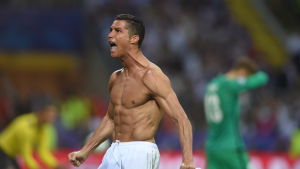 För tio år sedan brydde Cristiano Ronaldo sig "för mycket" om sitt utseende, enligt ofta svartsjuka män. Nu fyller han rollen som en kroppslig förebild med sin rätt svårkopierade torso. Cristiano Ronaldo satte den avgörande straffen.