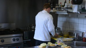 I Slottsknektens stuga serveras allt från smörgåsar och bakverk till mat. Slottsknektens stuga