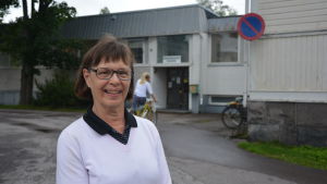 Hangöbon Hannele Söderholm tycker det skulle vara bättre med lokala läkare men förstår att det är svårt att rekrytera läkare till Hangö. Hannele Söderholm från Hangö.