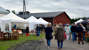Antikviteter lockade under tidigare år mycket folk till Billnäs. Människor går omkring utomhus på en antikmarknad.
