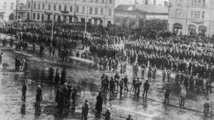 Röda gardet under inbördeskriget Vangittuja punavankeja Tampereen Keskustorilla 6.4.1918