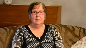 Mona Wickström minns hur livligt studielivet var förr i tiden i Ekenäs. Personporträtt av Mona Wickström.