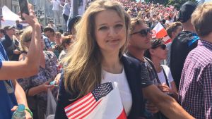 I Polen gillar man Trump En ung polsk kvinna följer med Trumps tal på Krasinski-platsen i Polen.