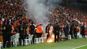 En bengalisk eld på Galatasarays hemmastadion.