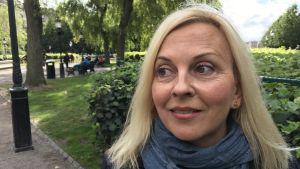Det är mycket underhållning, precis som det ska vara då man firar födelsedagskalas, men också paneldebatter om kultur och samhällsfrågor, säger pressrådet Niina Hyrsky. Porträtt på pressrådet Niina Hyrsky vid Finlands ambassad i Stockholm.
