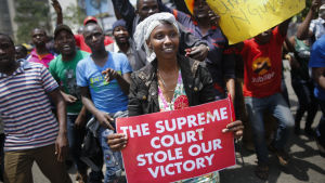 Kenyattas anhängare anklagade domstolen och oppositionen för att ha bestulit Kenyatta på segern. En anhängare till Uhuru Kenyatta protesterar mot domstolsbeslut som ogiltigförklarade presidentvalet 2017.