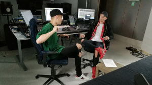 Isac Elliot beskriver sig själv som en snäll typ med dålig humor. Snällheten märker i alla fall fansen av. Isac Elliot och Christoffer Strandberg sitter i en studio. Christoffer är utklädd till Isac. De har båda två på sig en svart keps.