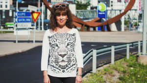Marjo-Riikka Romo var en av dem som tipsade Egenland om Rövhålet i sin hemstad En kvinna poserar framför ett konstverk i staden Sankt Michel.