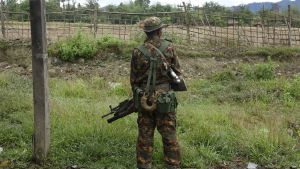 Burmas moderna historia har präglats av militären och militärt styre. Över 650 000 rohingyer har flytt undan etniska rensningar i delstaten Rakhine i västra Burma